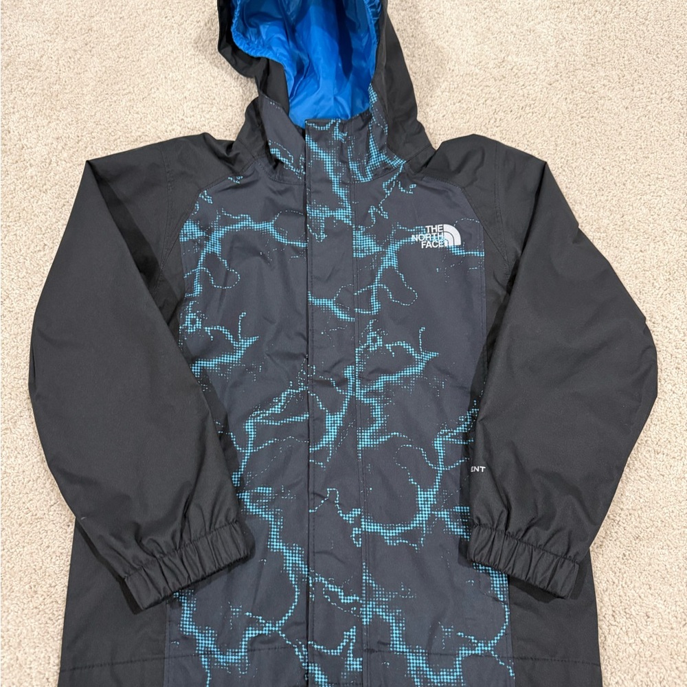 Like New The North Face Kids Black Jacket with Blue Pattern - XXS / 5T